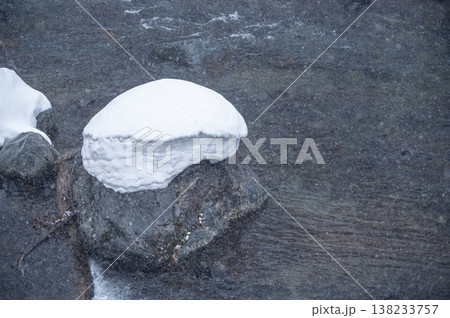 雪を戴く渓流の岩、檜枝岐村・伊南川に降る雪と静かな水面の冬風景 雪を戴く渓流の岩、檜枝岐村・伊南川に降る雪と静かな水面の冬風景 138233757