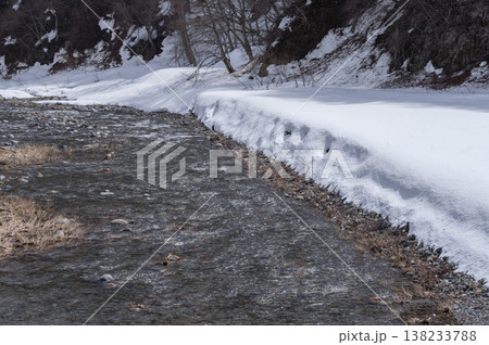 雪解け進む冬の南会津、伊南川の清流と川沿いに残る雪景色 雪解け進む冬の南会津、伊南川の清流と川沿いに残る雪景色 138233788