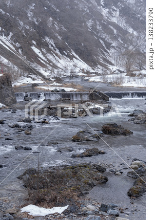 雪解け水が流れる早春の伊南川、雪の残る南会津の渓流風景 138233790