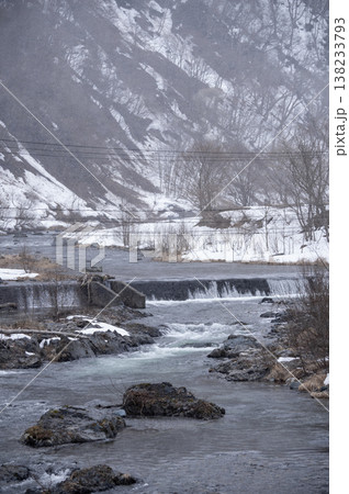 雪解け水が流れる早春の伊南川、雪の残る南会津の渓流風景 雪解け水が流れる早春の伊南川、雪の残る南会津の渓流風景 138233793