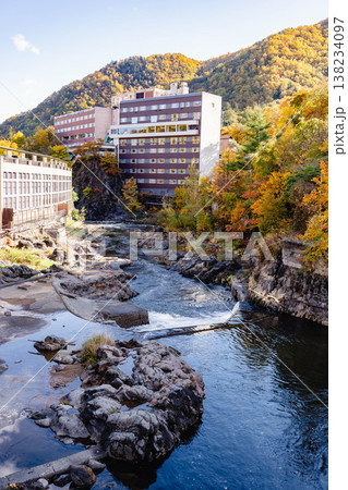 秋の定山渓温泉街　紅葉　 138234097