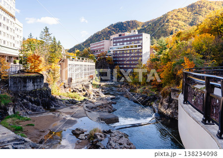 秋の定山渓温泉街　紅葉　 138234098