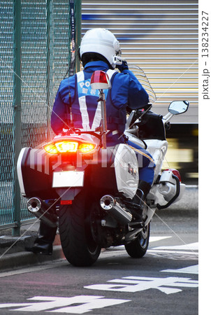 交通違反の取り締まり白バイ隊員 138234227