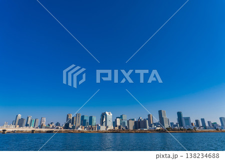大阪市　冬晴れの日の淀川と大阪梅田の高層ビル群 138234688