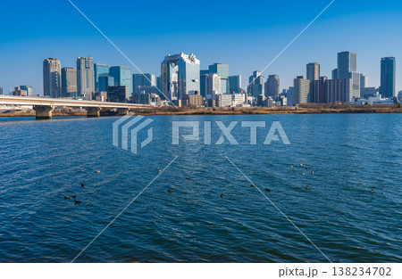 大阪市 冬晴れの日の淀川と大阪梅田の高層ビル群 大阪市 冬晴れの日の淀川と大阪梅田の高層ビル群 138234702
