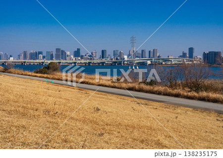 大阪市　淀川河川敷と梅田の高層ビル街 138235175