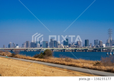 大阪市　淀川河川敷と梅田の高層ビル街 138235177
