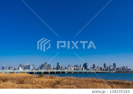 大阪市　淀川河川敷と梅田の高層ビル街 138235183