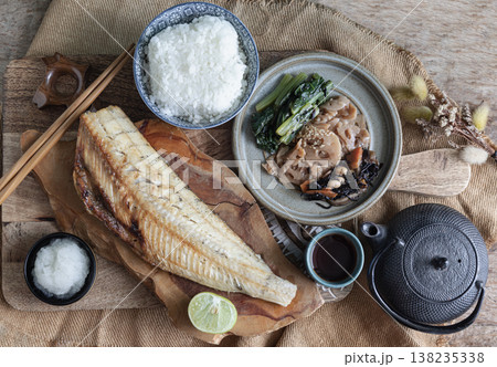 At the heart of this traditional breakfast lies a perfectly charred Hokke fillet, its smoky, silken texture paired with the simple elegance of fluffy white rice. Rounded out with a selection of savory 138235338