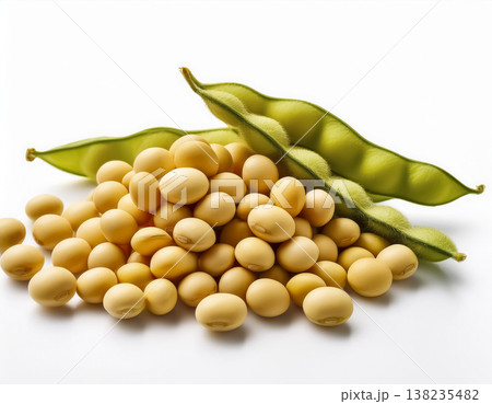 白背景に山盛りの大豆とさやの食品素材｜健康食・食材イメージ 138235482
