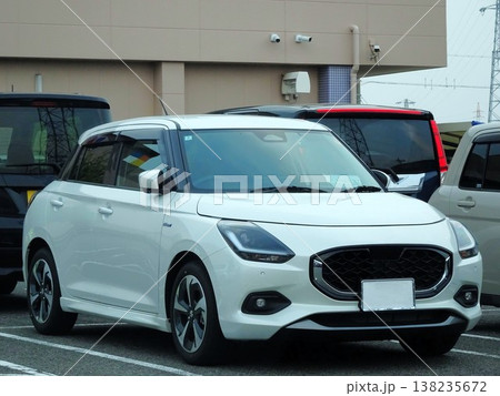 駐車場に停車する車 駐車場に停車する車 138235672