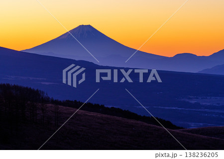 霧ヶ峰高原から望む夜明けの富士山 美しいグラデーションの山岳風景 霧ヶ峰高原から望む夜明けの富士山 美しいグラデーションの山岳風景 138236205