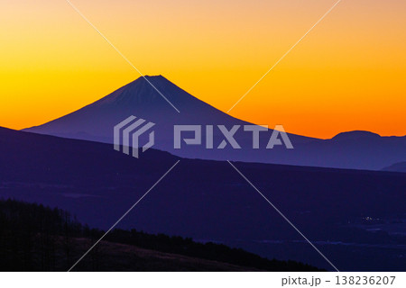 霧ヶ峰高原から望む夜明けの富士山 美しいグラデーションの山岳風景 霧ヶ峰高原から望む夜明けの富士山 美しいグラデーションの山岳風景 138236207
