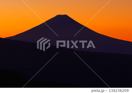 霧ヶ峰高原から望む夜明けの富士山 美しいグラデーションの山岳風景 霧ヶ峰高原から望む夜明けの富士山 美しいグラデーションの山岳風景 138236209