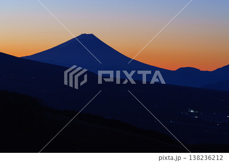 霧ヶ峰高原から望む夜明けの富士山 美しいグラデーションの山岳風景 霧ヶ峰高原から望む夜明けの富士山 美しいグラデーションの山岳風景 138236212