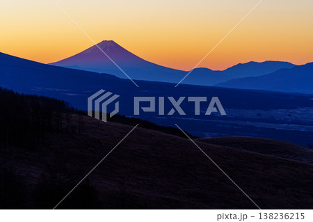 霧ヶ峰高原から望む夜明けの富士山 美しいグラデーションの山岳風景 138236215