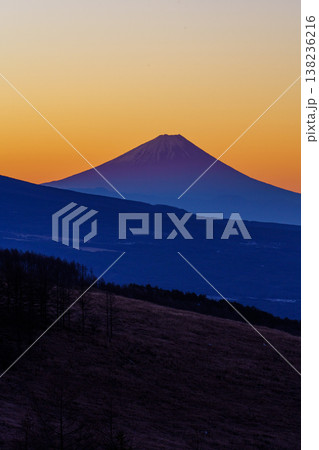 霧ヶ峰高原から望む夜明けの富士山 美しいグラデーションの山岳風景 霧ヶ峰高原から望む夜明けの富士山 美しいグラデーションの山岳風景 138236216