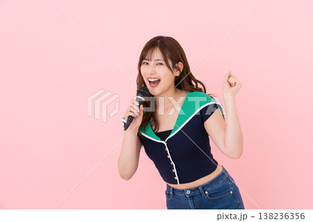 カラオケをする若い女性 138236356