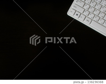 デスク上の白いキーボード 138236388