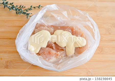 塩をふった鶏胸肉にマヨネーズを加える 塩をふった鶏胸肉にマヨネーズを加える 138236645