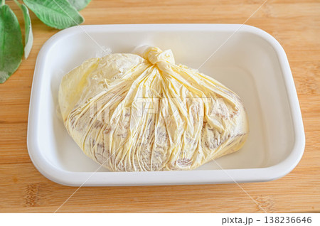 鶏胸肉にマヨネーズとニンニクを加えて揉みこむ 138236646