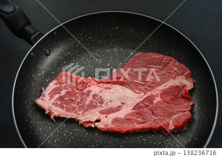 フライパンで焼く牛肩ロースステーキ用肉 138236716