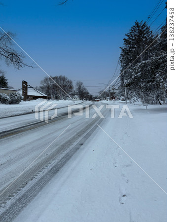 雪に覆われた住宅街の道路と静かな冬の朝の風景 138237458