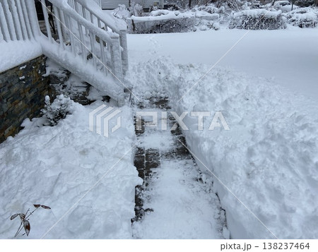 大雪後に除雪された住宅の通路と玄関前の雪景色 大雪後に除雪された住宅の通路と玄関前の雪景色 138237464