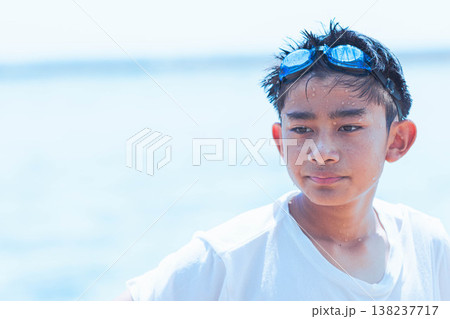 海で遊ぶ少年 海で遊ぶ少年 138237717