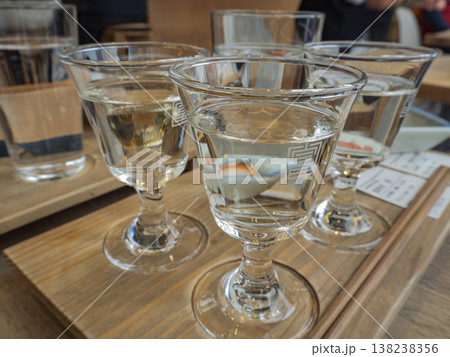 美酒に酔いしれる、至福の日本酒飲み比べ 美酒に酔いしれる、至福の日本酒飲み比べ 138238356