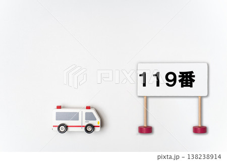 119番通報で救急車を呼ぶイメージ 119番通報で救急車を呼ぶイメージ 138238914