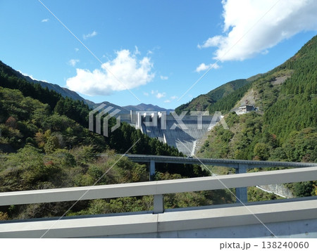 雷電廿六木橋(埼玉県秩父市)・橋の上から 雷電廿六木橋(埼玉県秩父市)・橋の上から 138240060