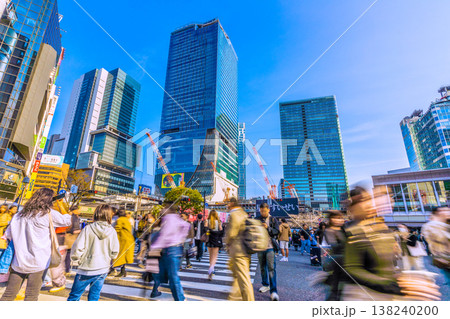 日本の東京都市景観3月28日。インバウンド続く…外国人観光客らで賑わう渋谷スクランブル交差点 日本の東京都市景観3月28日。インバウンド続く…外国人観光客らで賑わう渋谷スクランブル交差点 138240200