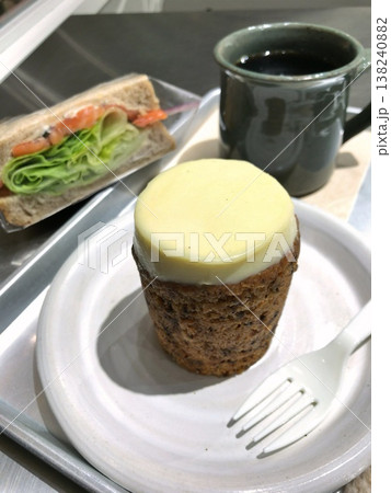 カフェのキャロットケーキ 138240882