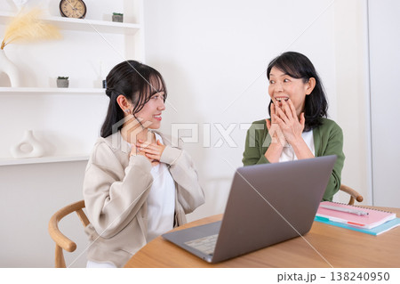合格発表に喜ぶ母と娘 合格発表に喜ぶ母と娘 138240950