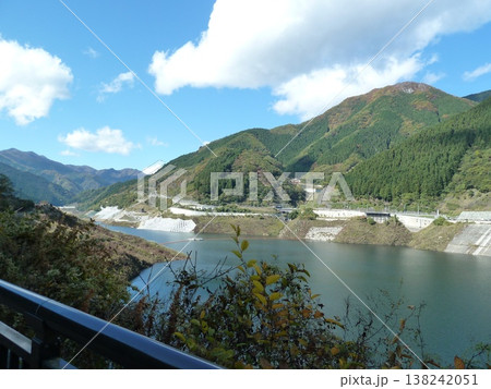 奥秩父もみじ湖(滝沢ダム)を望む 奥秩父もみじ湖(滝沢ダム)を望む 138242051