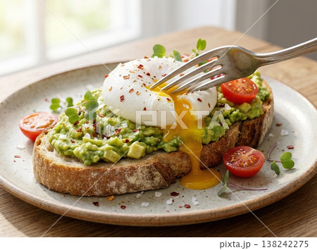 アボカドトーストとポーチドエッグ 138242275