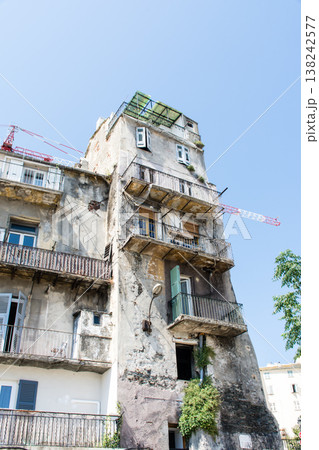 明るい日差しの下の遮光扉の付いたパステルカラーの建物 地中海に浮かぶフランス領のコルシカ島にて 明るい日差しの下の遮光扉の付いたパステルカラーの建物 地中海に浮かぶフランス領のコルシカ島にて 138242577