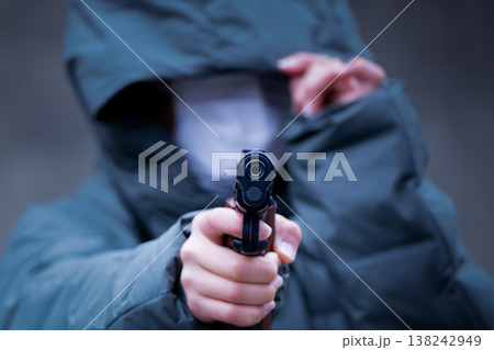 銃を構える不審者 若者の犯罪イメージ 138242949