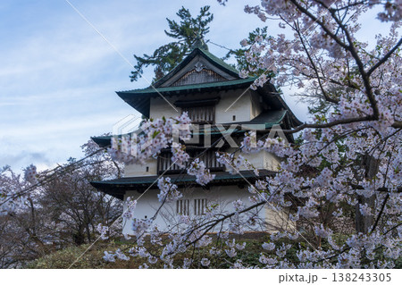 弘前城天守と桜の春風景(青森県弘前市) 弘前城天守と桜の春風景(青森県弘前市) 138243305