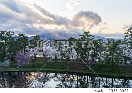 岩木山と弘前の桜と水面の風景（青森県弘前市） 138243321