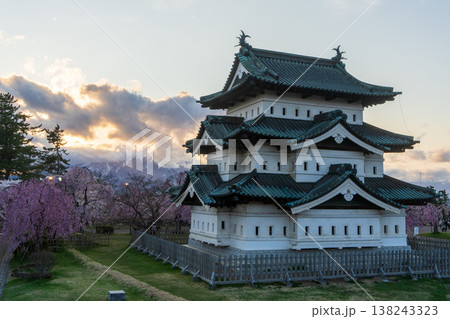 弘前城天守と岩木山の夕景(青森県弘前市) 弘前城天守と岩木山の夕景(青森県弘前市) 138243323