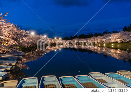 弘前公園・西濠の夜桜と水面リフレクション（ボート乗り場） 138243339