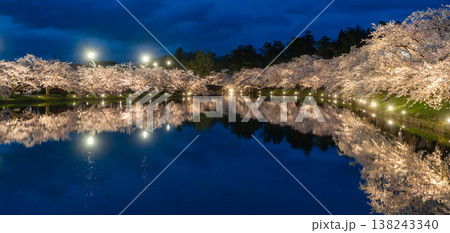 弘前公園・西濠の夜桜ライトアップと水面の鏡面リフレクション 弘前公園・西濠の夜桜ライトアップと水面の鏡面リフレクション 138243340