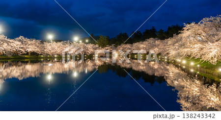 弘前公園・西濠の夜桜ライトアップと水面の鏡面リフレクション 弘前公園・西濠の夜桜ライトアップと水面の鏡面リフレクション 138243342