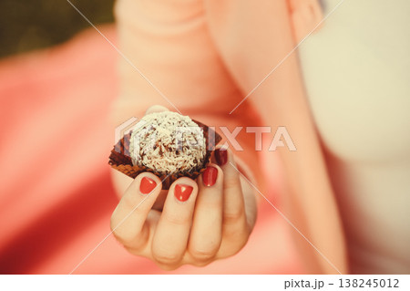 Woman with liitle cookie cupcake. 138245012