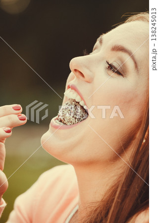 Woman with liitle cookie cupcake. 138245013