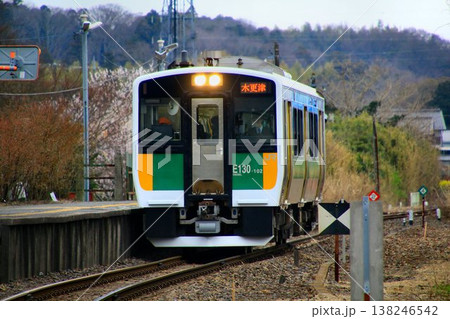内房と房総半島の内陸を結ぶ非電化路線… JR久留里線・キハE130系100番台 内房と房総半島の内陸を結ぶ非電化路線… JR久留里線・キハE130系100番台 138246542