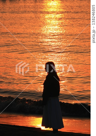 夕日を眺める女性 夕日を眺める女性 138246805