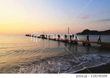 夕焼けと原岡桟橋 138246806